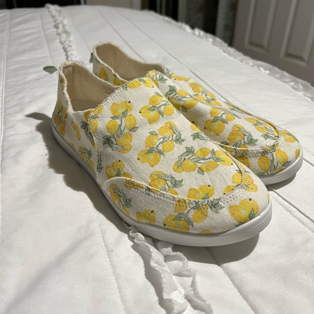 Vionic Malibu Beach Slip on shoes. Size 9. Excellent condition.